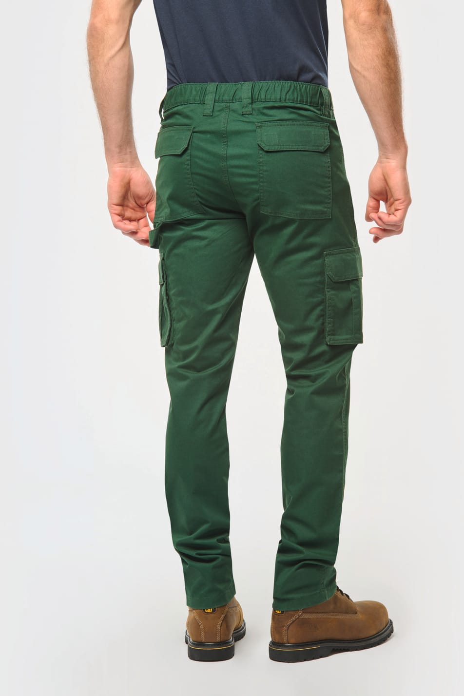 Pantalon multipoches vert porté de dos par un homme.
