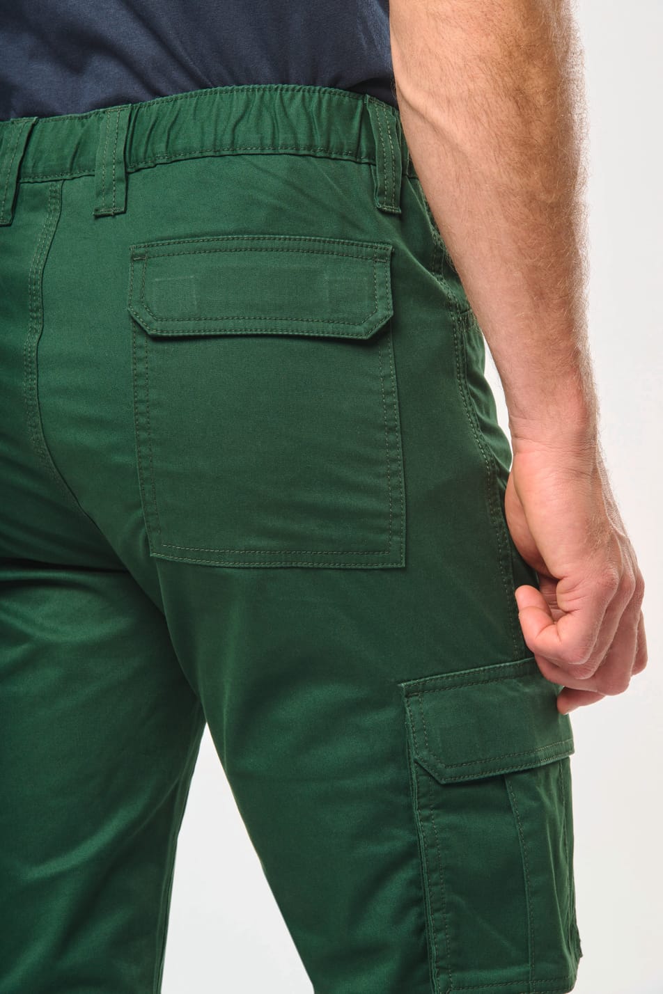 Détail poche arrière du pantalon vert.
