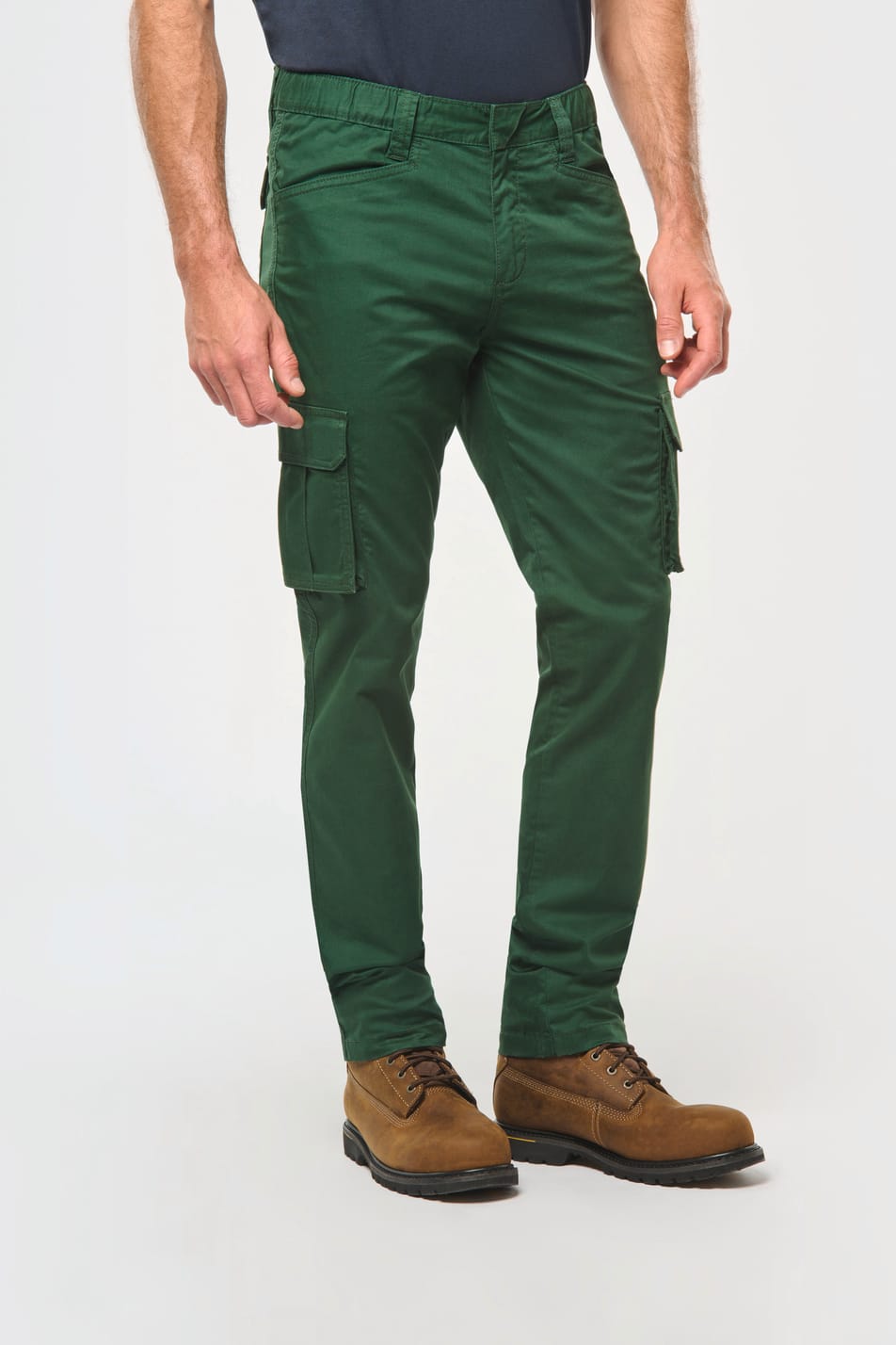 Pantalon vert multipoches porté par une homme.