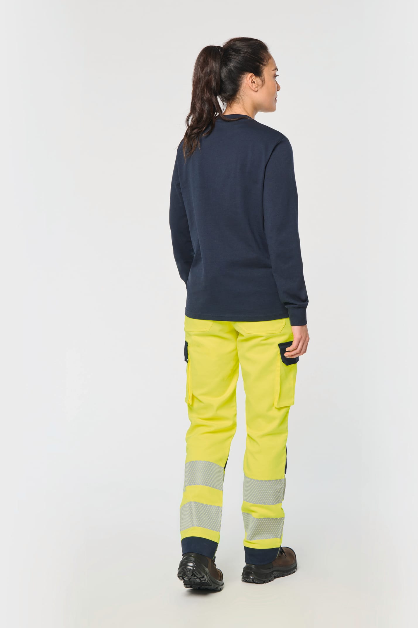 Pantalon de travail haute visibilité jaune fluo porté par une femme