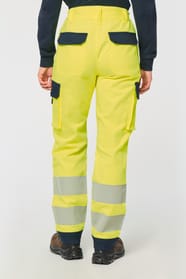Pantalon de travail haute visibilité jaune fluo porté par une femme