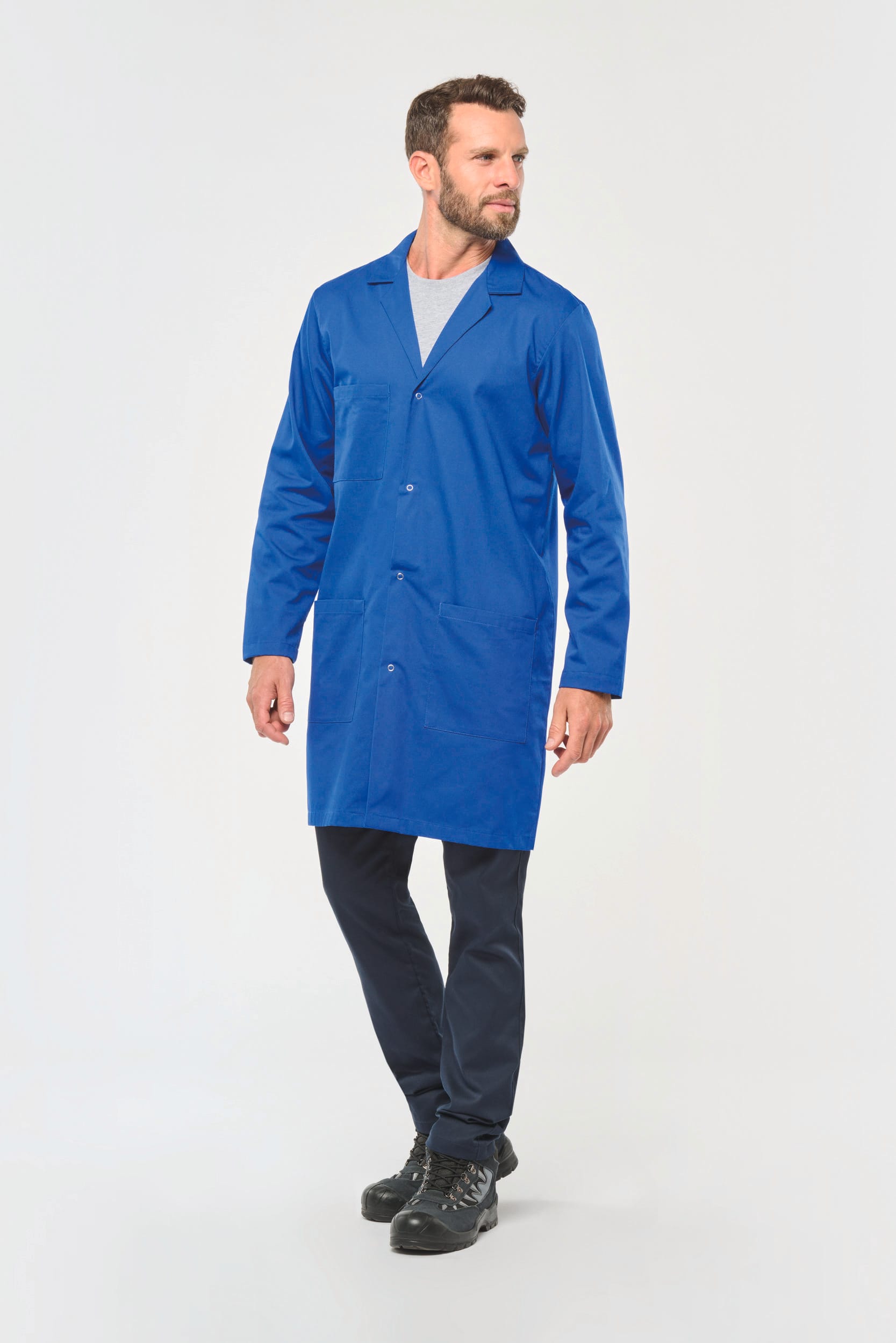 Blouse en couleur bleu portée par un mannequin homme.