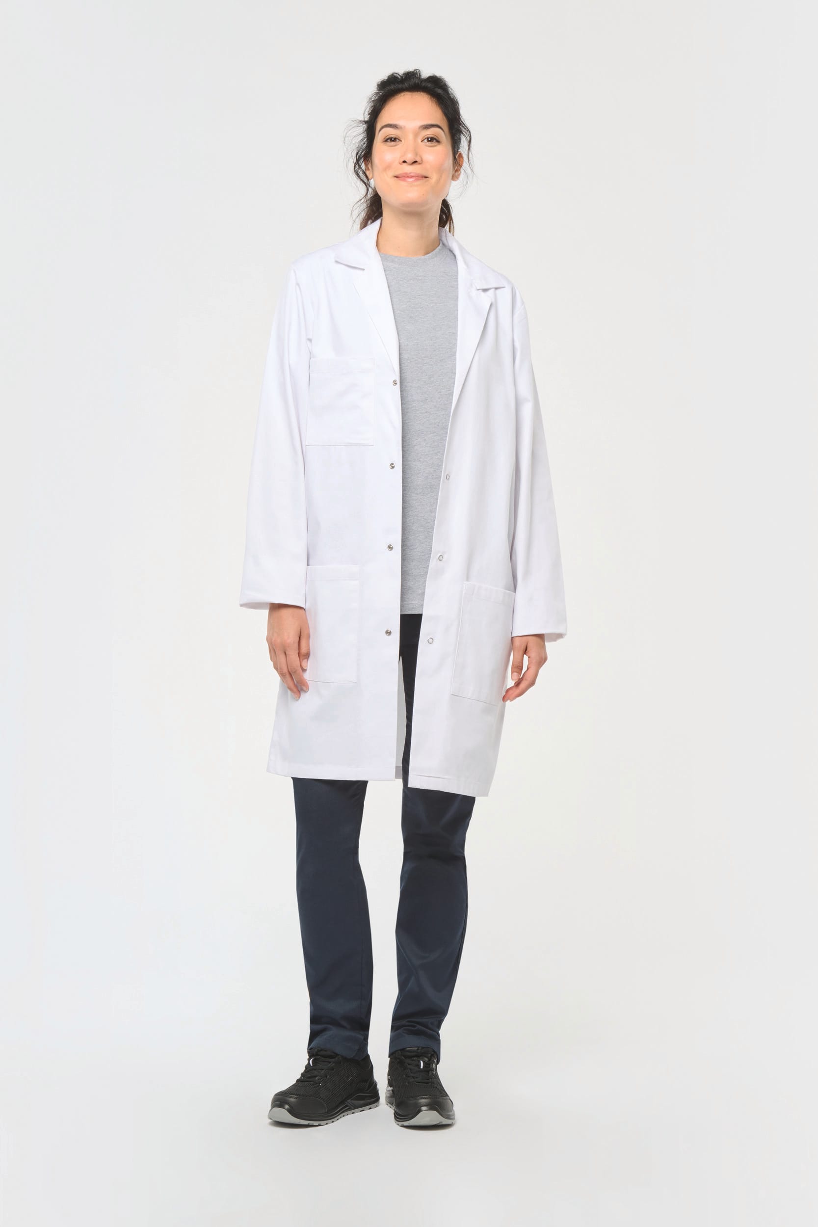 Blouse en couleur blanc portée par une femme.