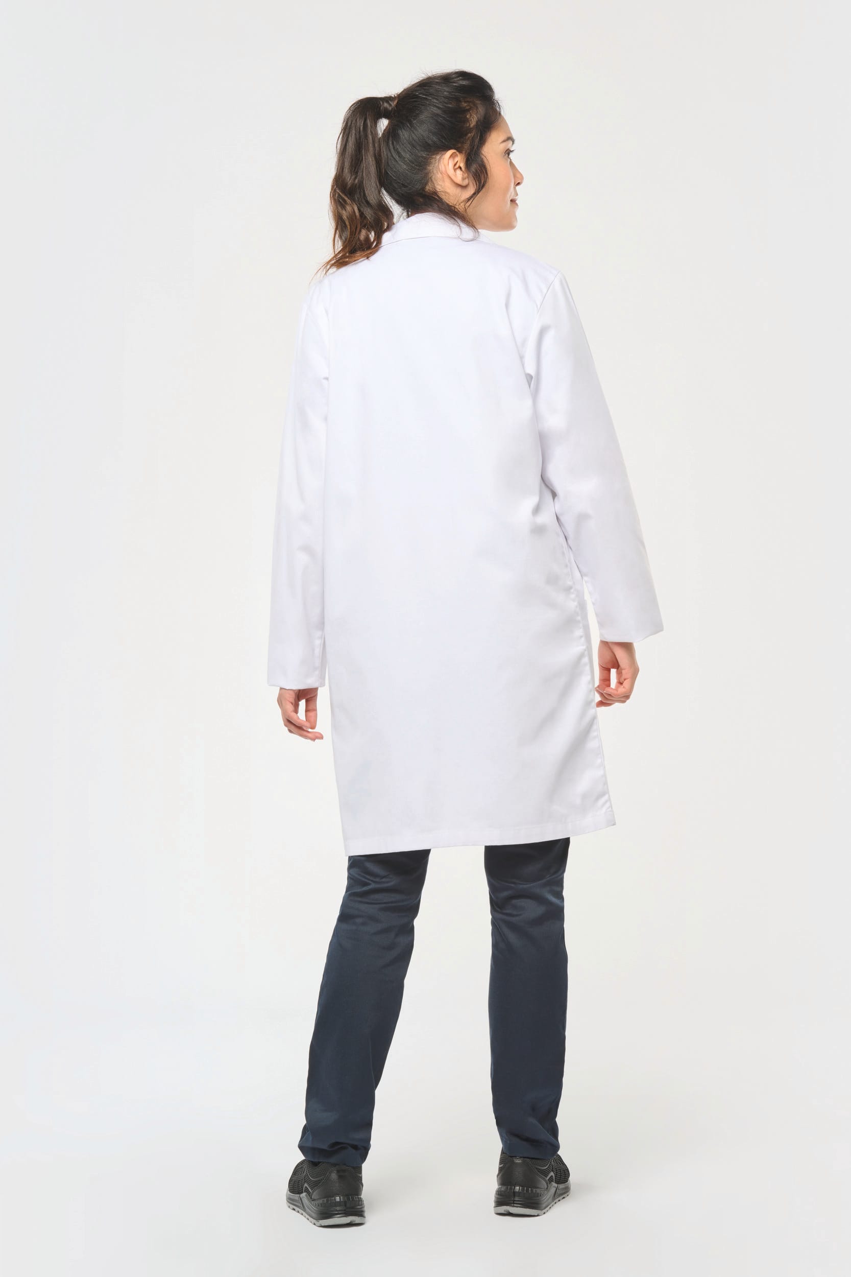 Blouse couleur blanc portée de dos par une femme.
