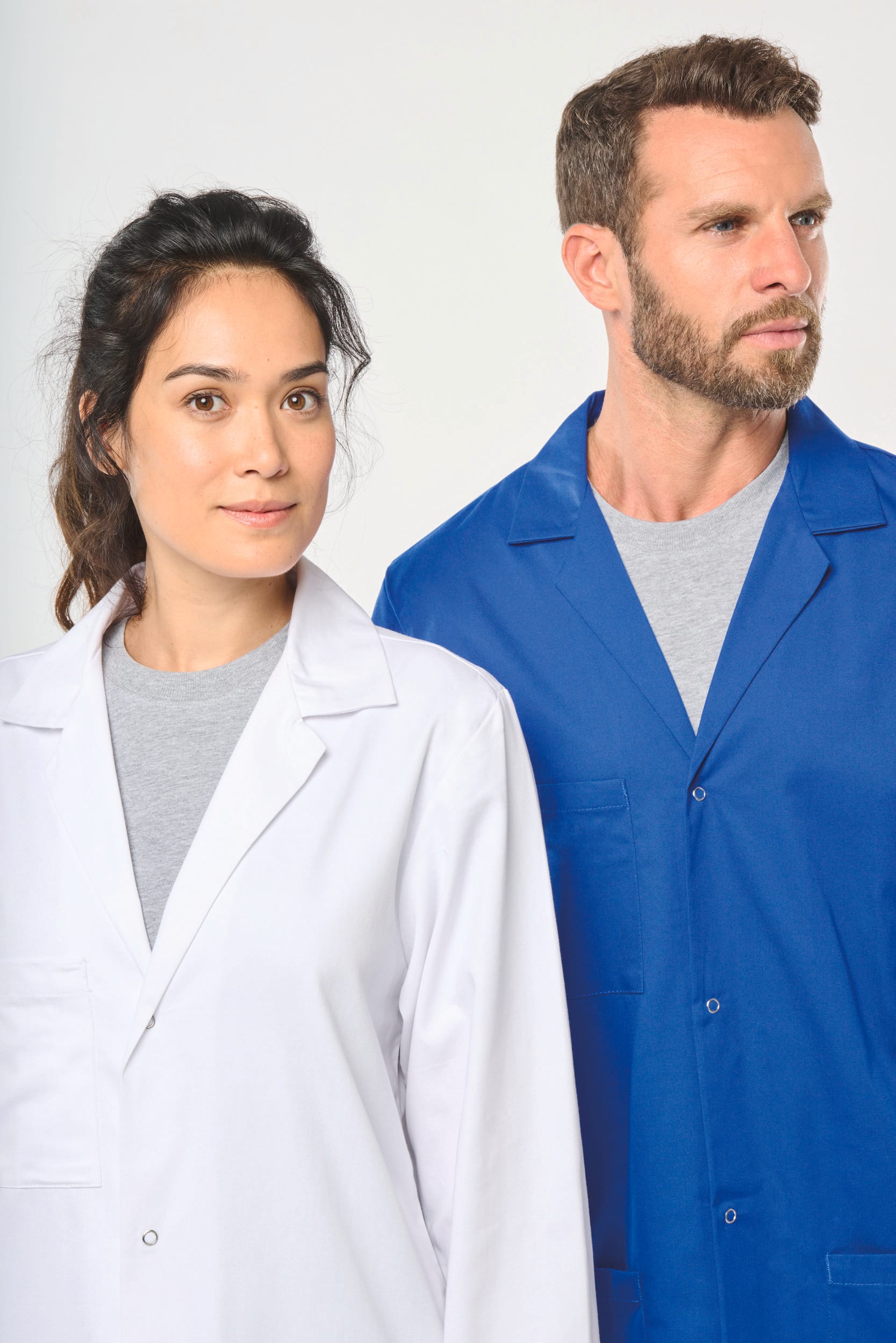 Blouse en couleur blanc et bleu porté par un homme et une femme.