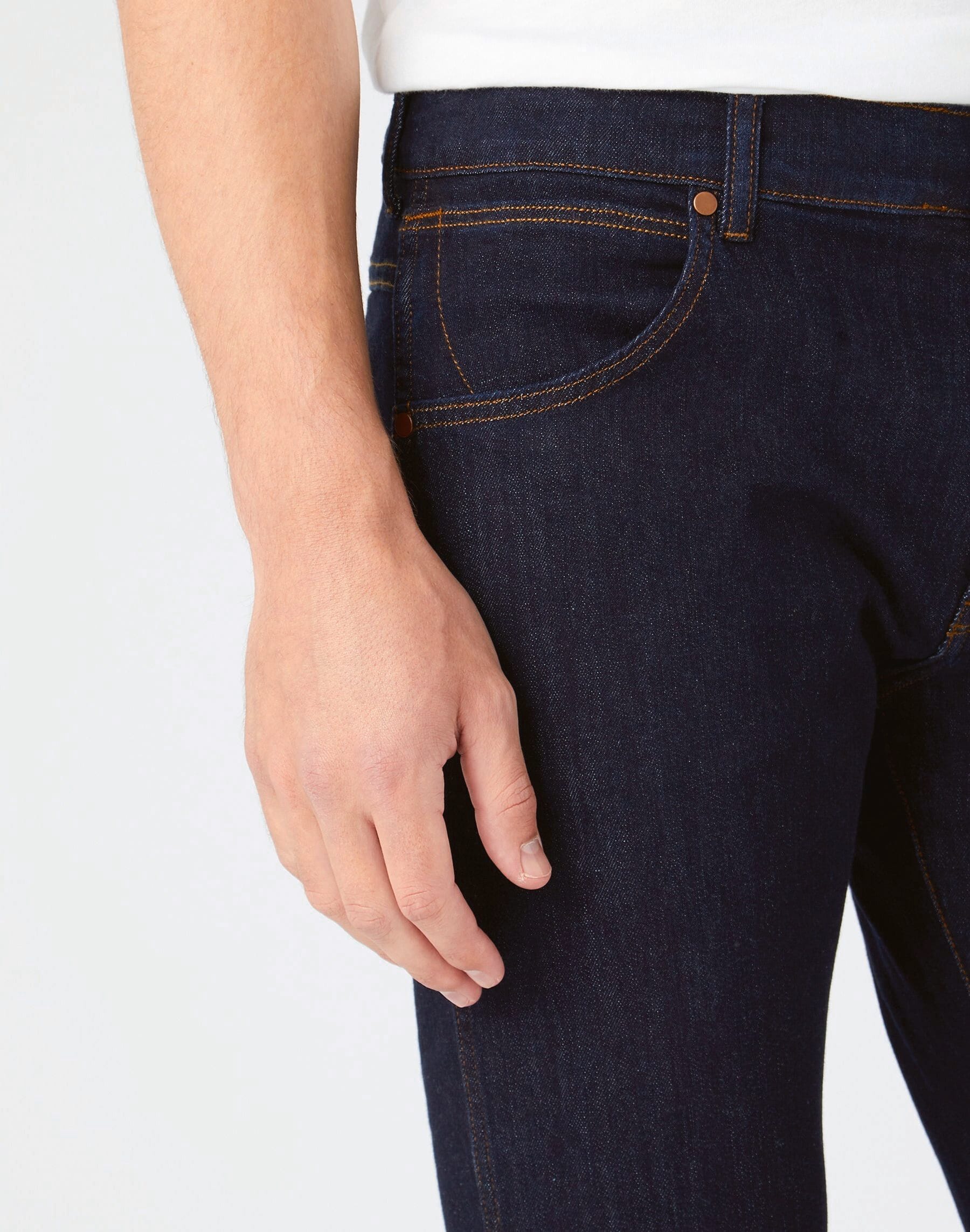 détail poche avant sur jean slim noir porté par un homme