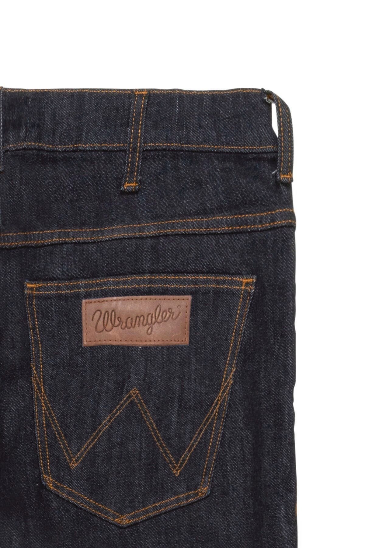 détail poche arrière sur jean slim noir