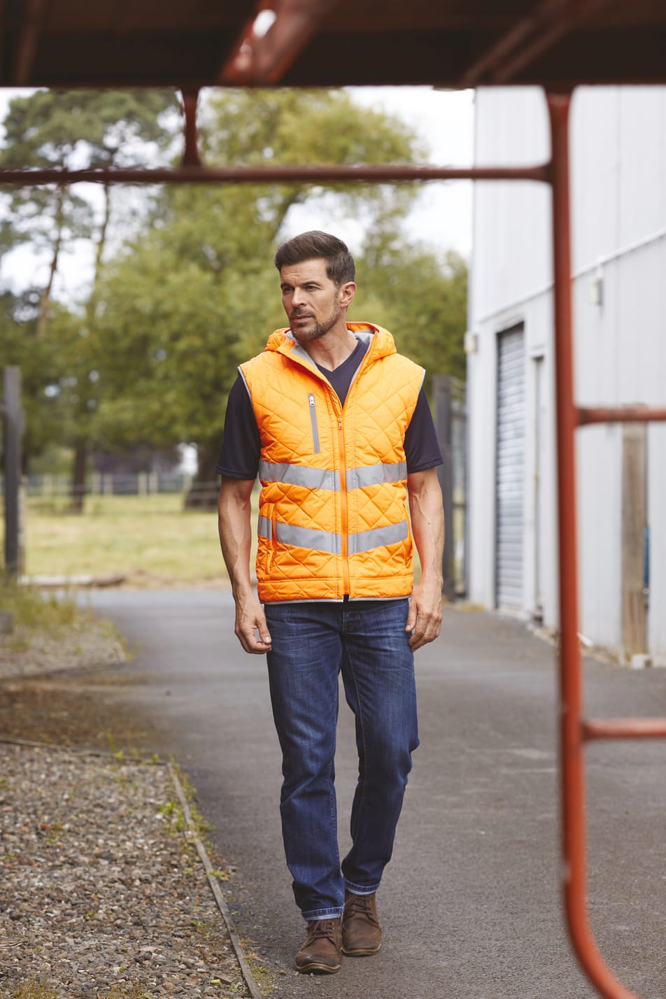 bodywarmer haute visibilité orange fluo avec bandes réfléchissantes et col montant multipoches porté par un homme