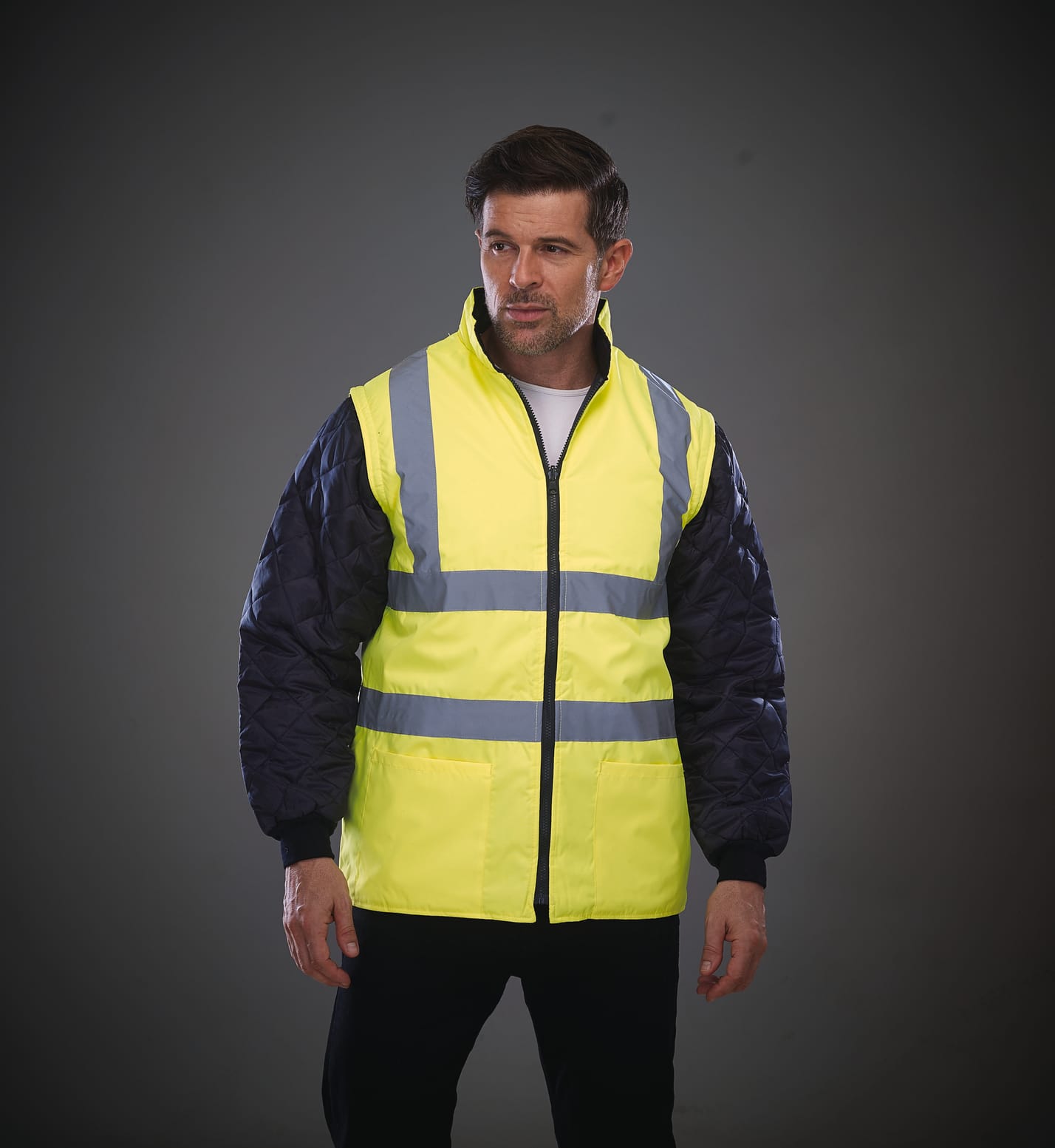 veste jaune fluo et bandes réfléchissantes sans manches avec zip portée par un homme 