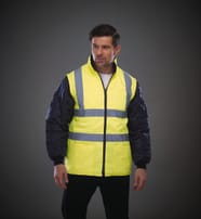 veste jaune fluo et bandes réfléchissantes sans manches avec zip portée par un homme 