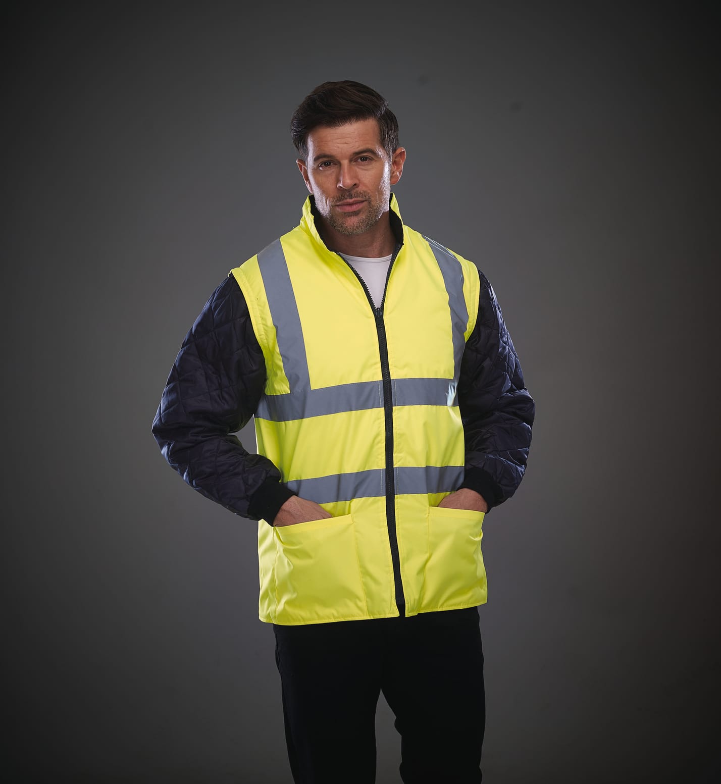 veste jaune fluo et bandes réfléchissantes sans manches avec zip portée par un homme 
