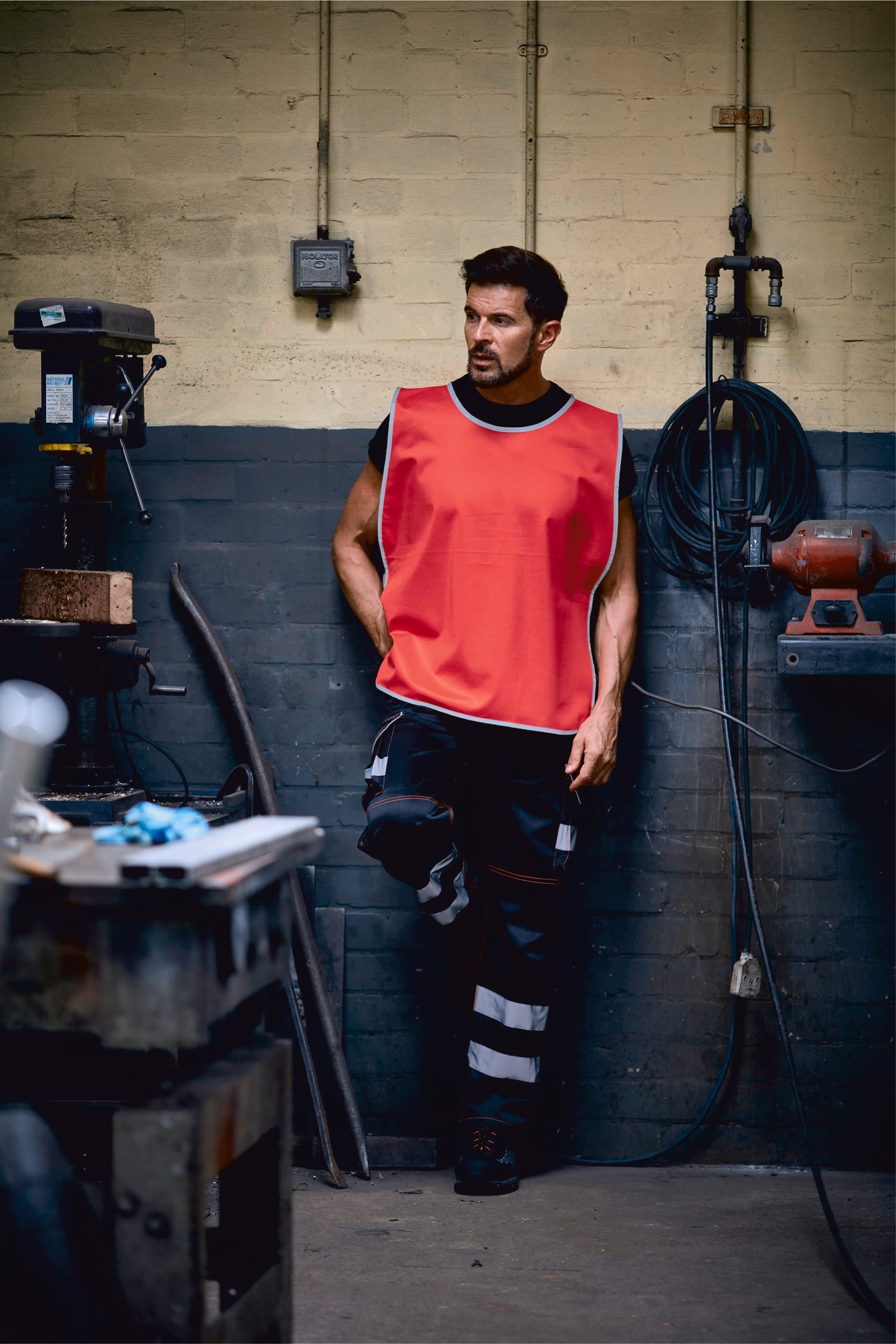 Colete com acabamento retrorreflector