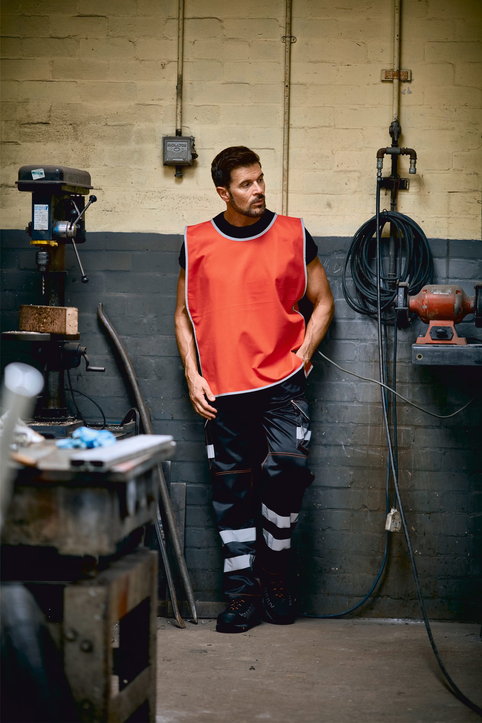 Colete com acabamento retrorreflector