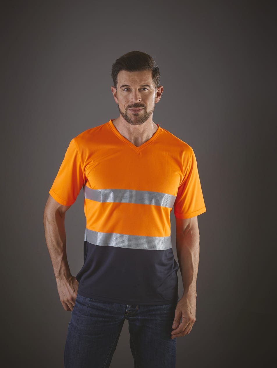 t-shirt bicolore orange fluo et bleu foncé haute visibilité avec bandes réfléchissantes manches courtes porté par un homme debout