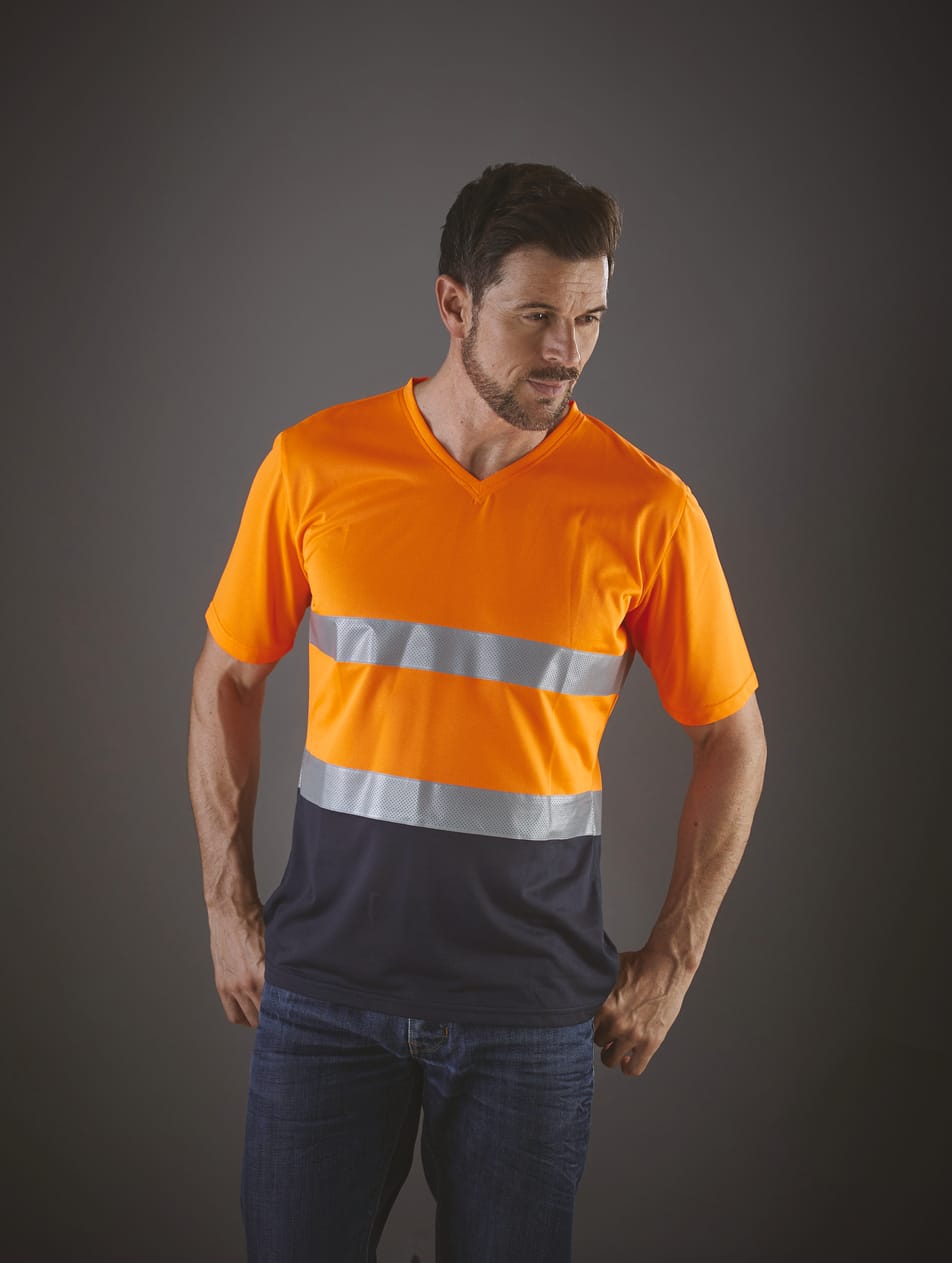 t-shirt bicolore orange fluo et bleu foncé haute visibilité avec bandes réfléchissantes manches courtes porté par un homme