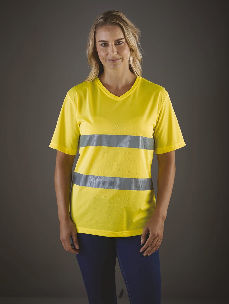 t-shirt jaune fluo haute visibilité avec bandes réfléchissantes manches courtes porté par une femme