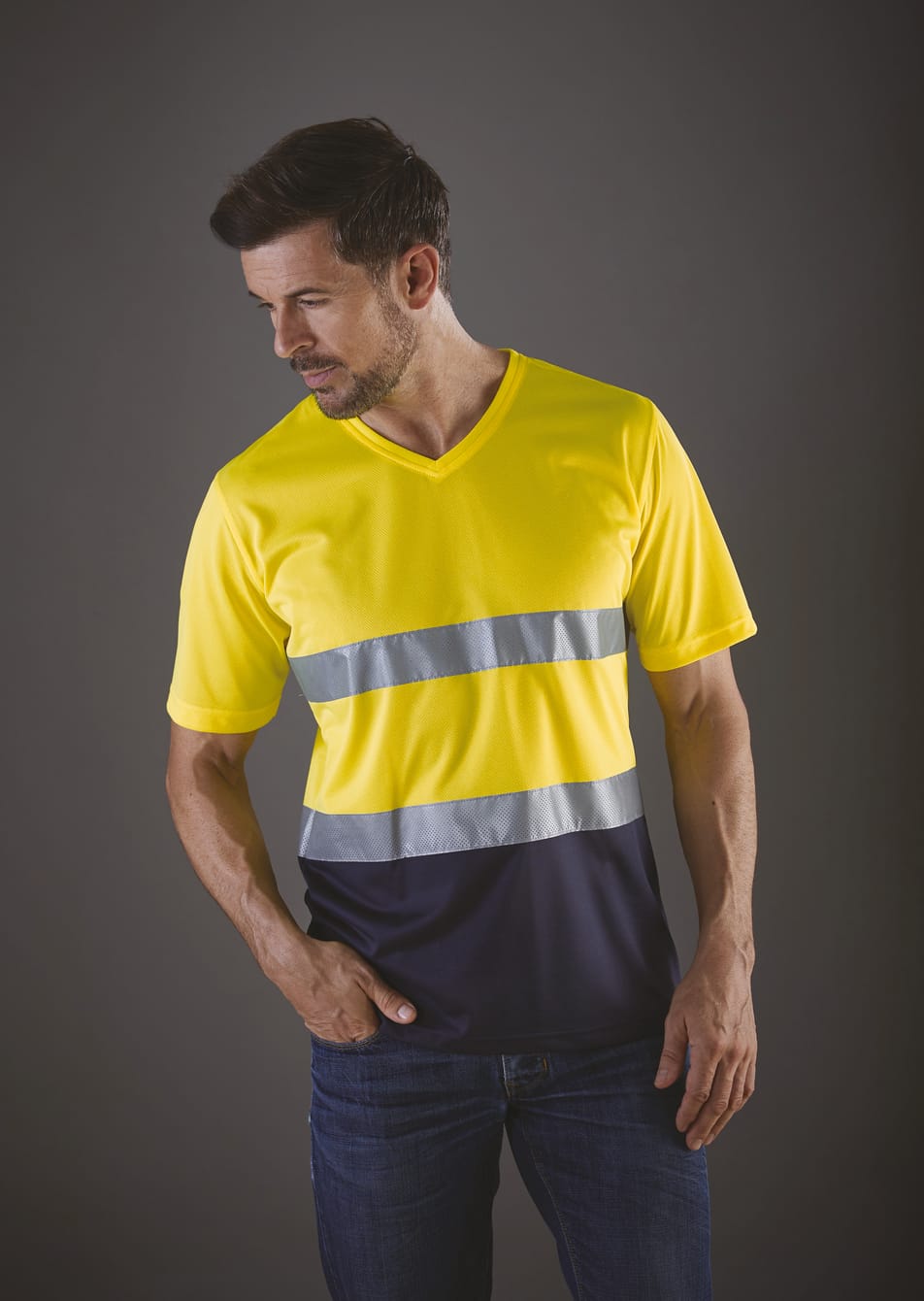 t-shirt bicolore jaune fluo et bleu foncé haute visibilité avec bandes réfléchissantes manches courtes porté par un homme