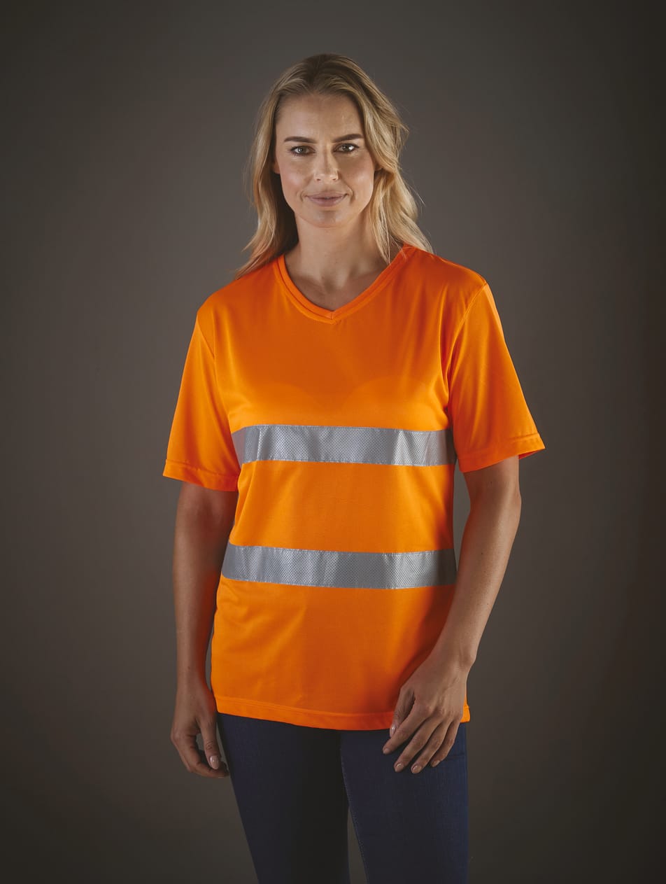 t-shirt orange fluo haute visibilité avec bandes réfléchissantes manches courtes porté par une femme