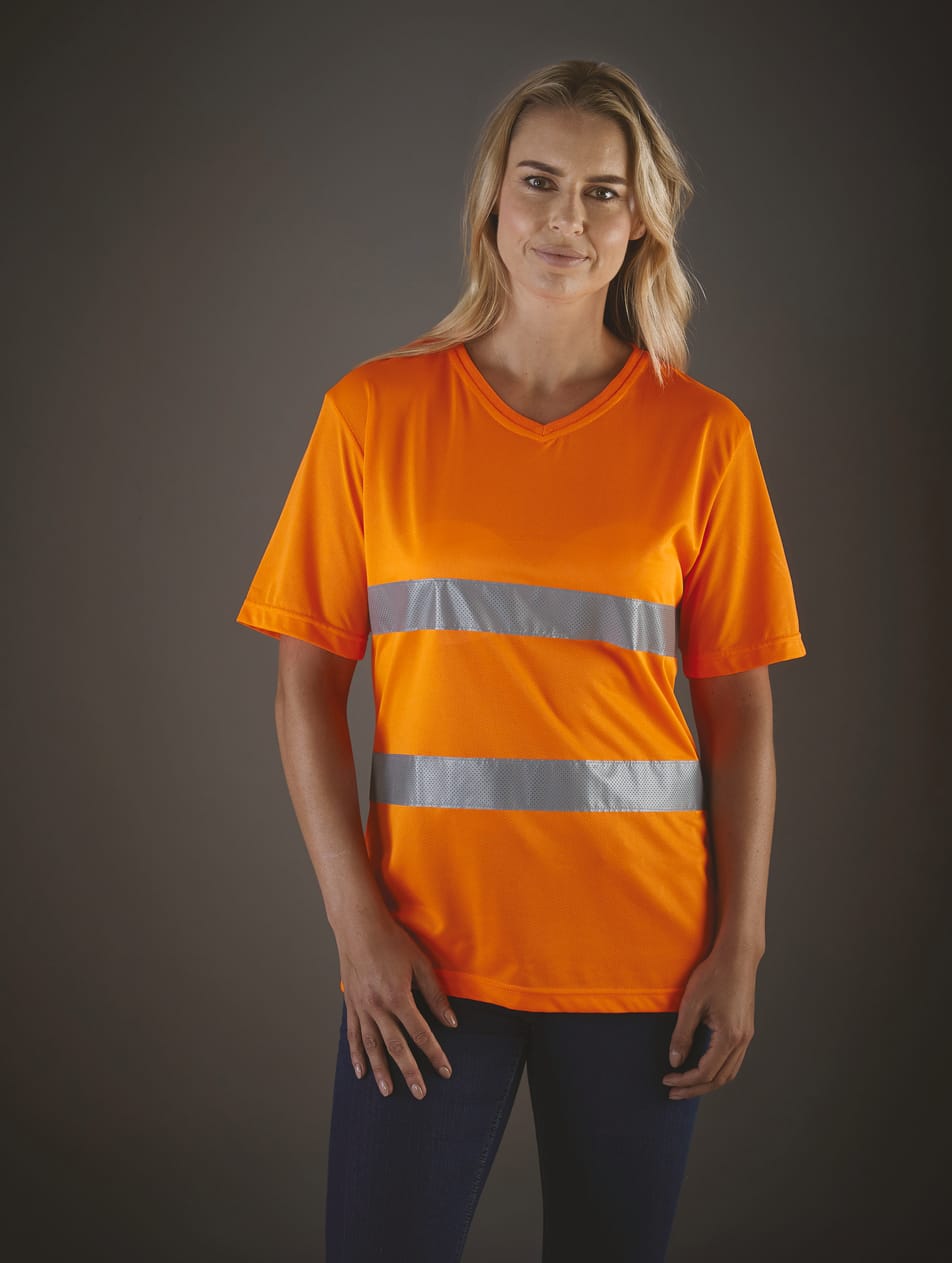 t-shirt orange fluo haute visibilité avec bandes réfléchissantes manches courtes porté par une femme debout