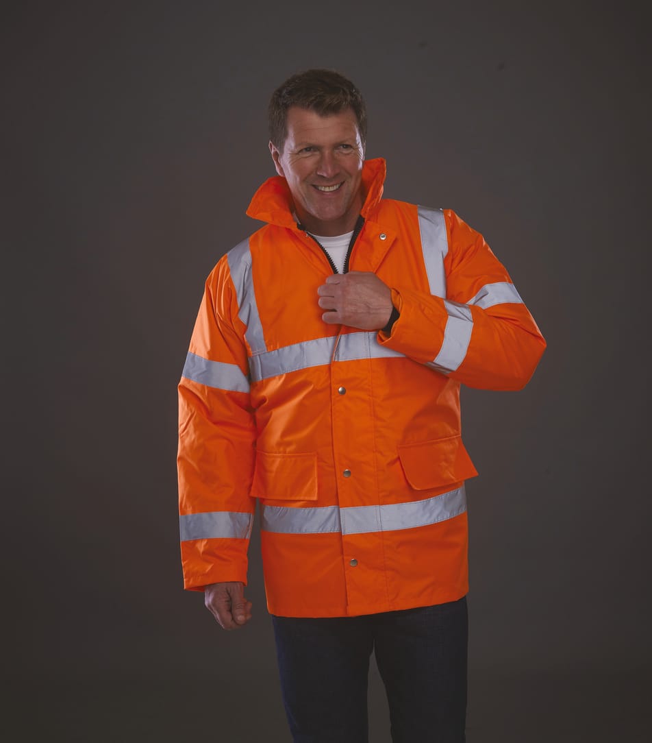 parka orange fluo haute visibilité avec bandes réfléchissantes fullzip multipoches avec capuche portée par un homme