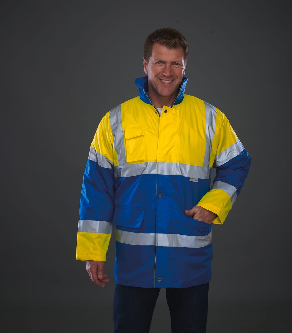 veste avec zip zippé bicolore jaune fluo et bleu avec bandes réfléchissantes haute visibilité portée par un homme