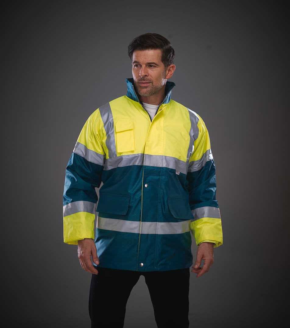 veste avec zip zippé bicolore jaune fluo et vert avec bandes réfléchissantes haute visibilité portée par un homme