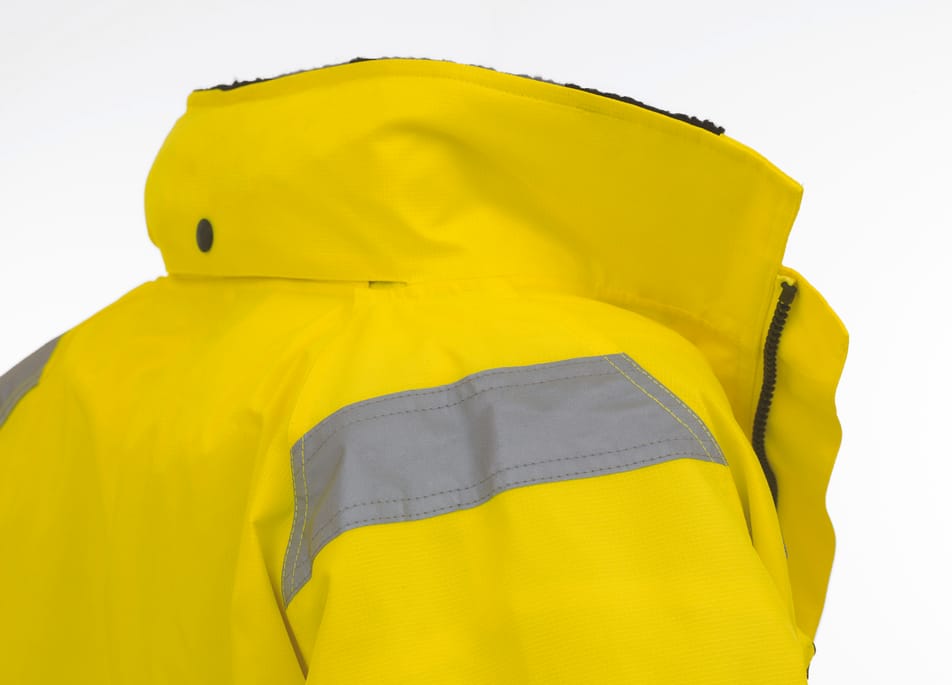détail bande réfléchissante à l'épaule sur veste jaune fluo haute visibilité 