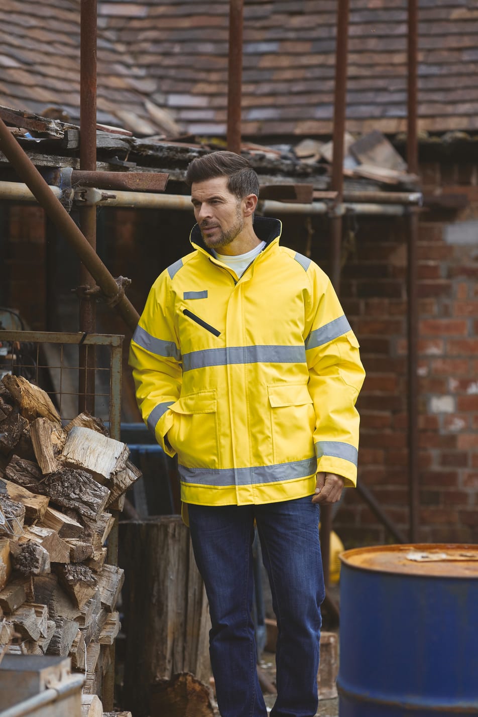 veste jaune fluo haute visibilité avec bandes réfléchissantes fullzip multipoches col montant portée par un homme
