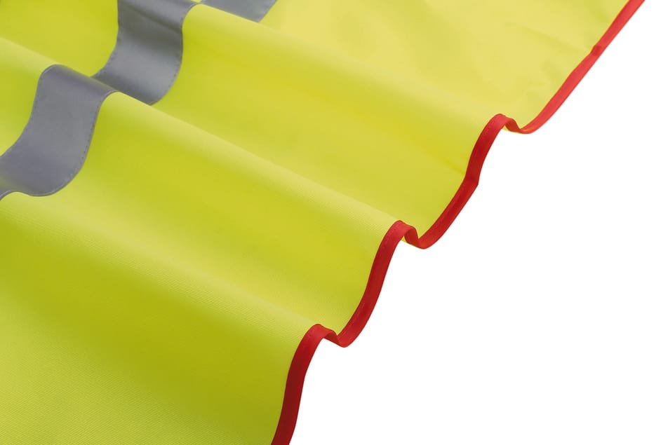 détail ourlet sur gilet jaune fluo et rouge haute visibilité avec bandes réfléchissantes
