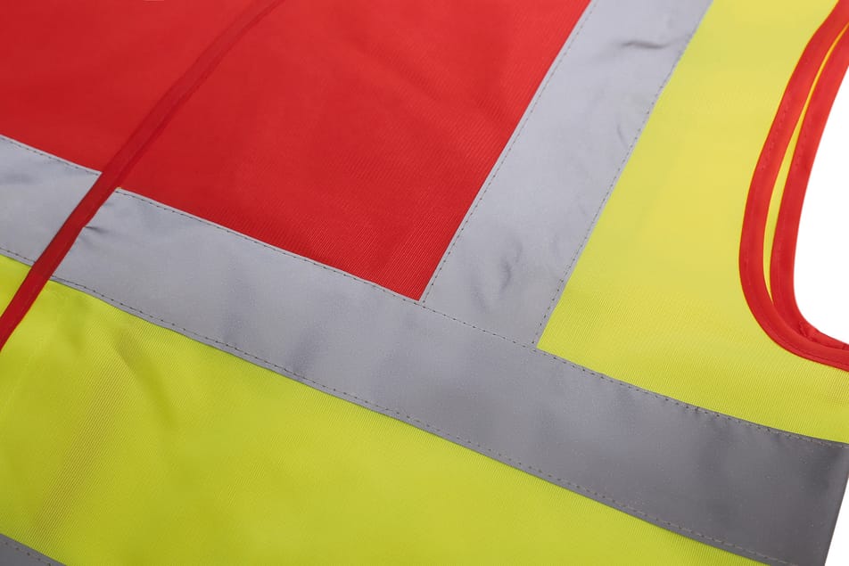 détail bandes réfléchissantes sur gilet jaune fluo et rouge haute visibilité