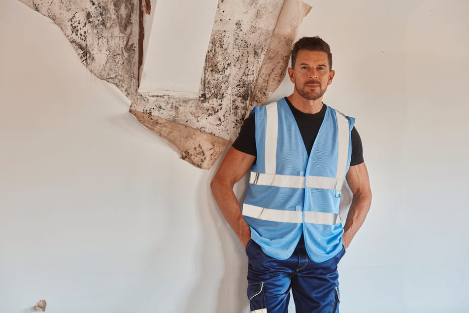 gilet sans manches bleu clair avec bandes réfléchissantes haute visibilité porté par un homme