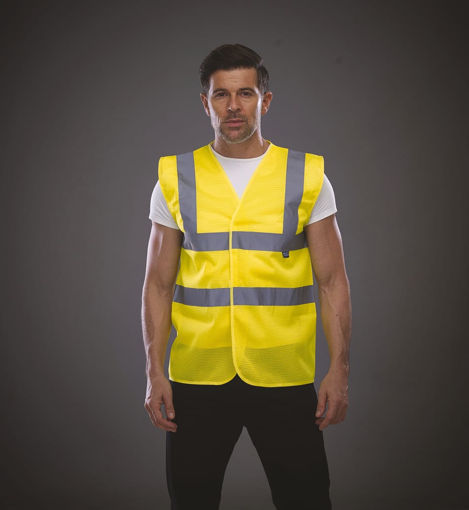 gilet jaune fluo haute visibilité avec bandes réfléchissantes sans manches fermeture velcro porté par un homme 