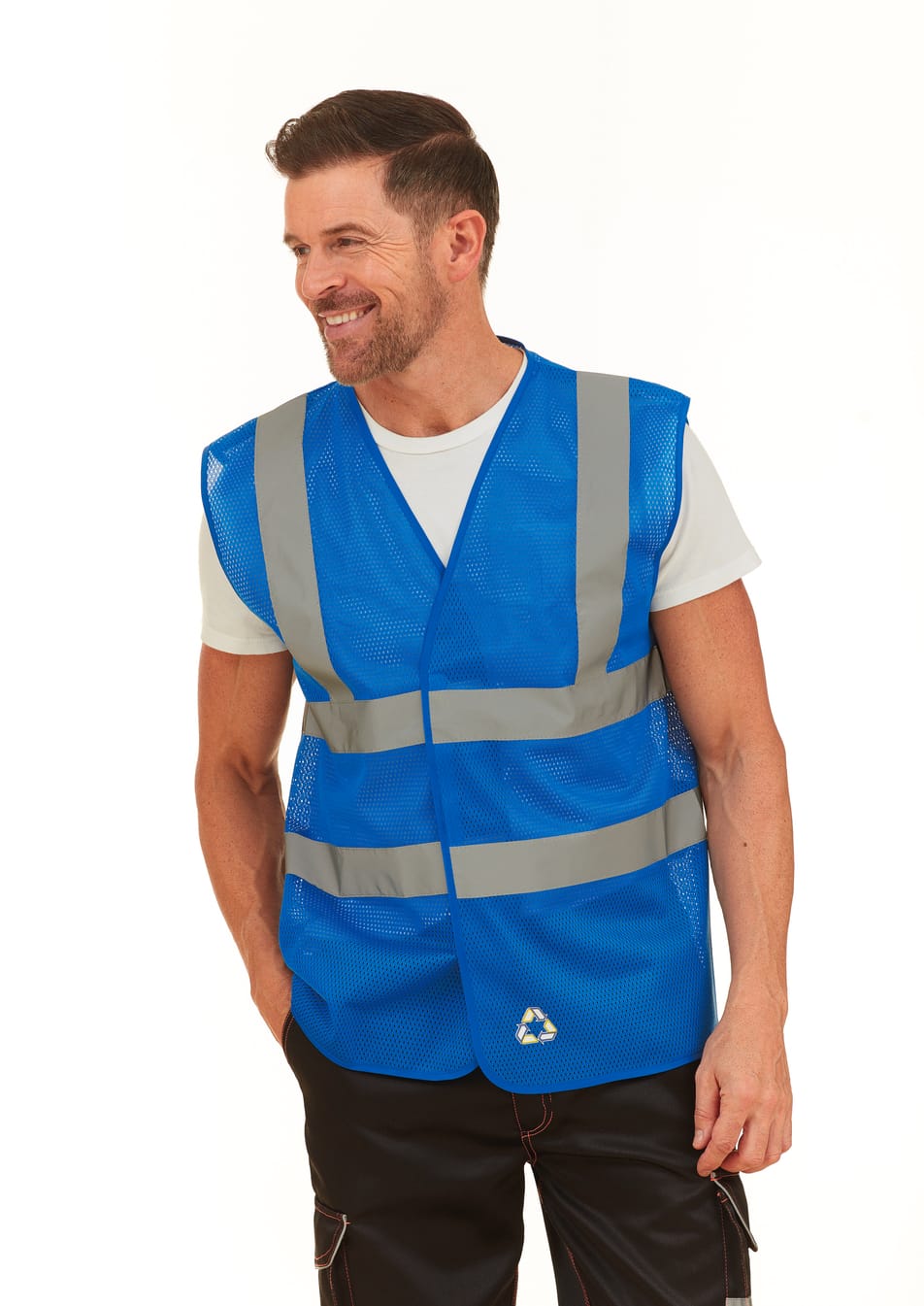 gilet sans manches bleu avec bandes réfléchissantes haute visibilité porté par un homme